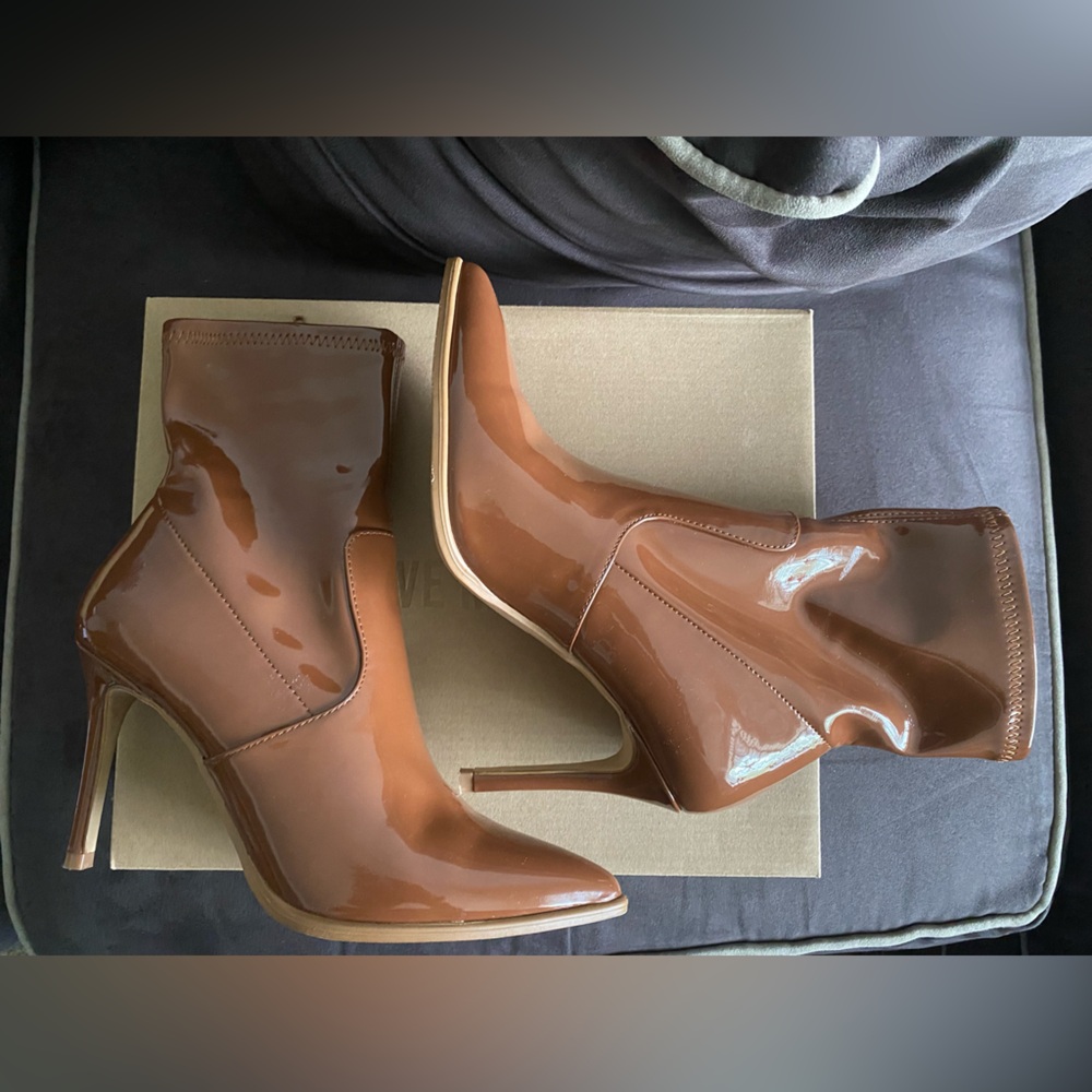 STEVE MADDEN POSSE BROWN PATENT BOOTIE